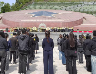 现代护理学院开展“追寻・2026・清明祭英烈”主题祭扫活动